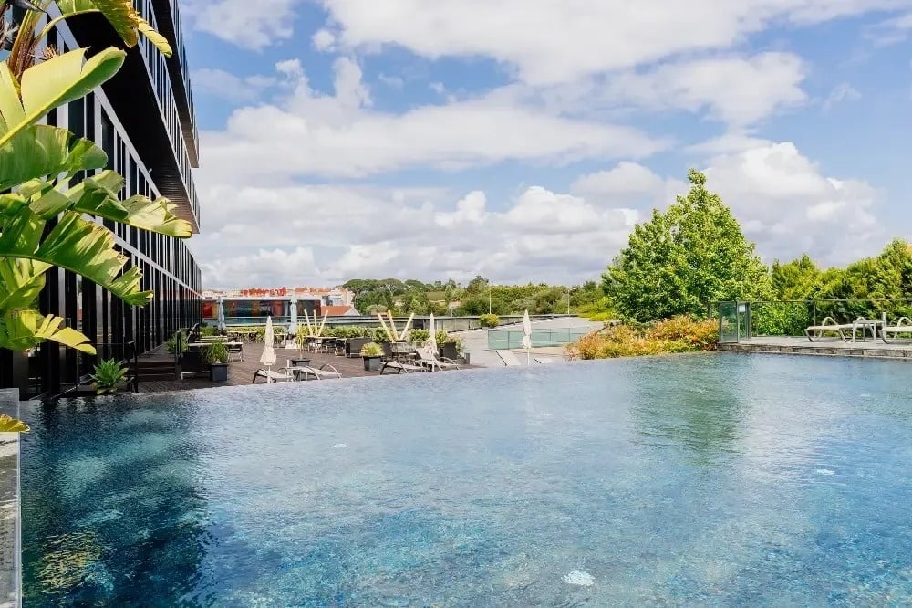 une piscine avec des chaises et des parasols à côté d' elle