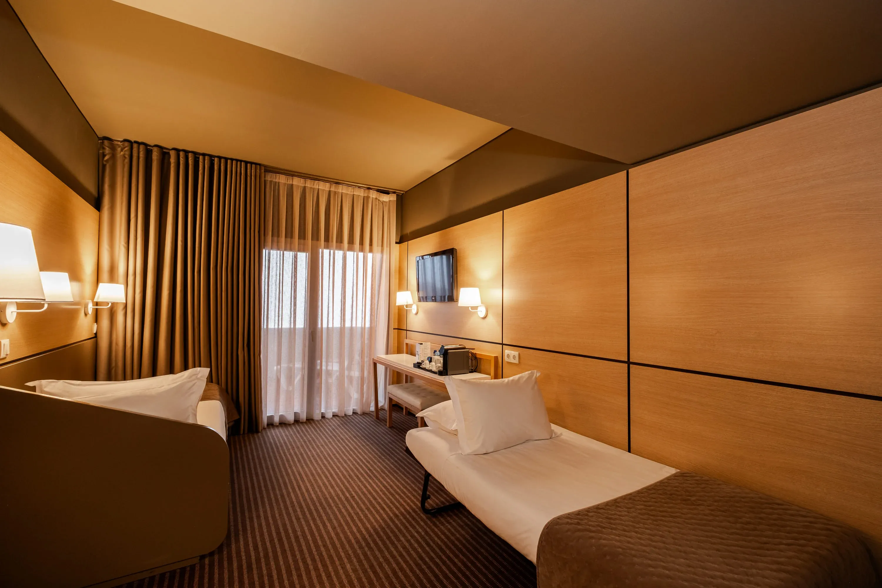 Quarto de hotel moderno com duas camas,Vermar | Axis Hotéis & Golfe | Website Oficial.