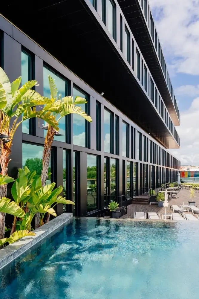 un grand bâtiment noir avec une piscine à l' extérieur