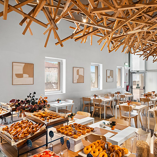 Desayuno buffet conAxis: Corporate, pasteles y mesas de madera.