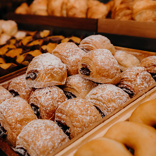 Axis: Corporate: selección de bollería, croissants y donuts recién horneados en la mesa del hotel.