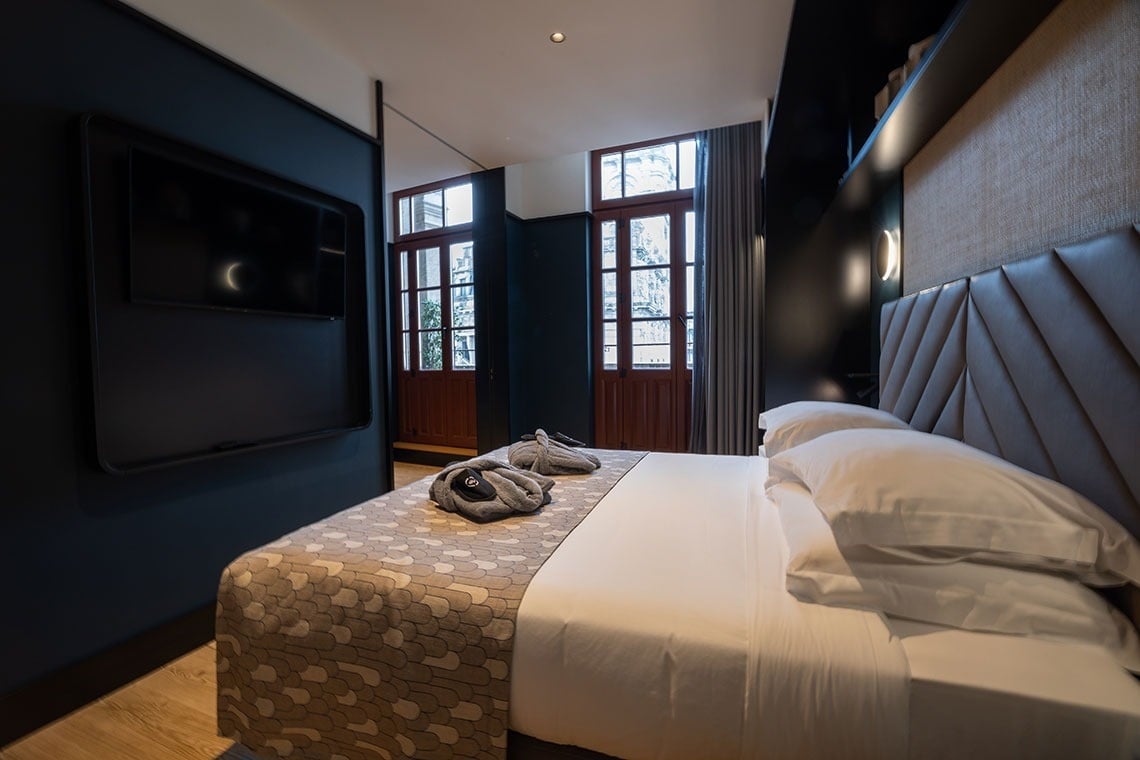 une chambre d' hôtel avec un lit et une télévision
