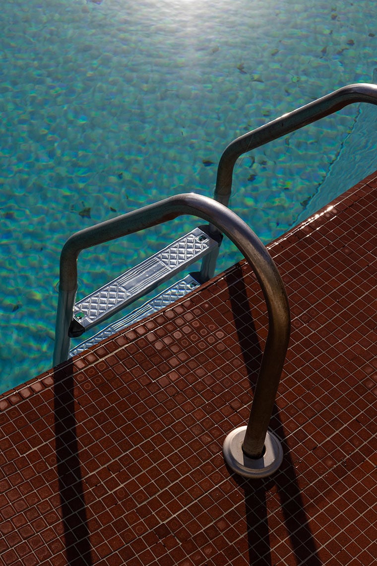 Escada de piscina com corrimão cromado, perfeita para entrada e saída fácil. Vermar | Axis Hotéis & Golfe | Website Oficial