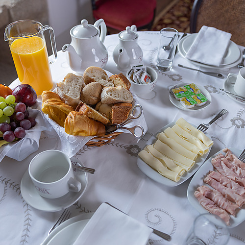 Desayuno buffet en hotel: Axis: Corporate, zumo, frutas, bollería, queso y jamón.