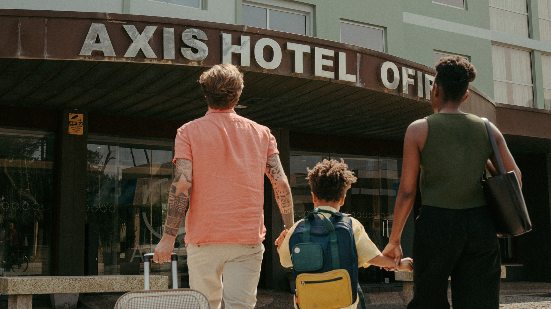 uma família caminha para o hotel axis