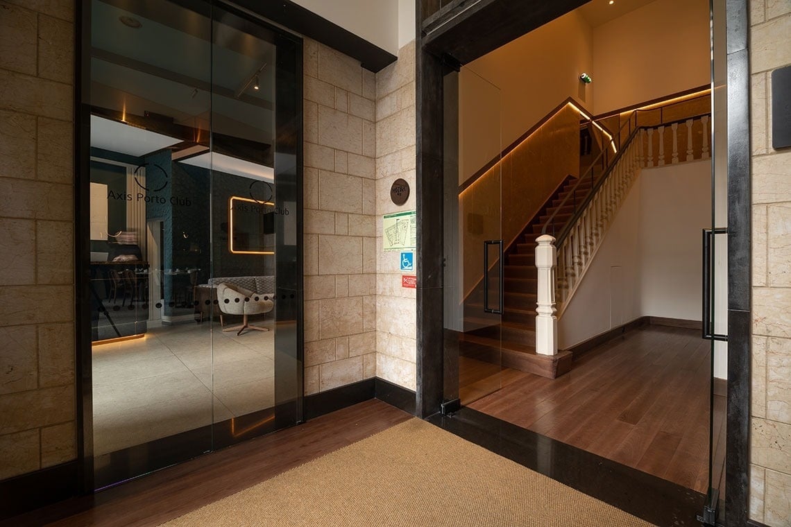 l' ascenseur et l' escalier sont visibles à travers une porte en verre