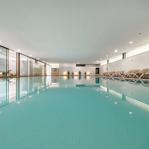 Piscina interior del hotel, ideal para relajarse. Axis: Corporate