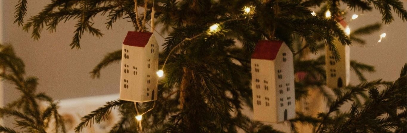 un árbol de navidad decorado con casas de madera y luces .