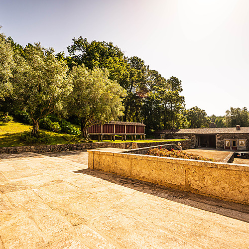 Axis: Corporate: Terraza con vistas a hórreo tradicional y casa rural de piedra.