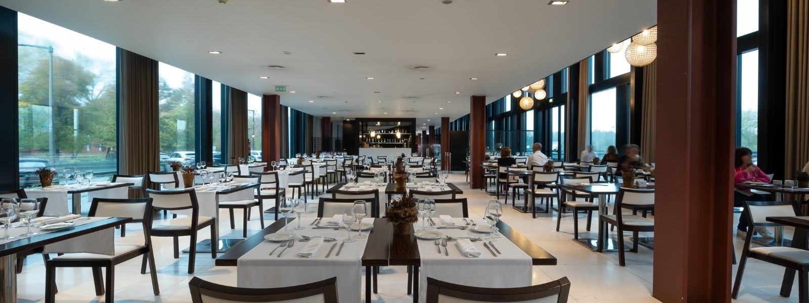 un restaurante con muchas mesas y sillas