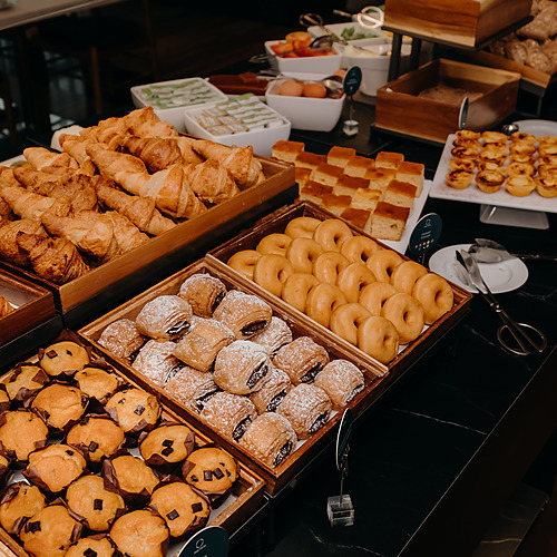Desayuno buffet en hotel:Axis: Corporate, cruasanes, donas, panecillos y muffins.
