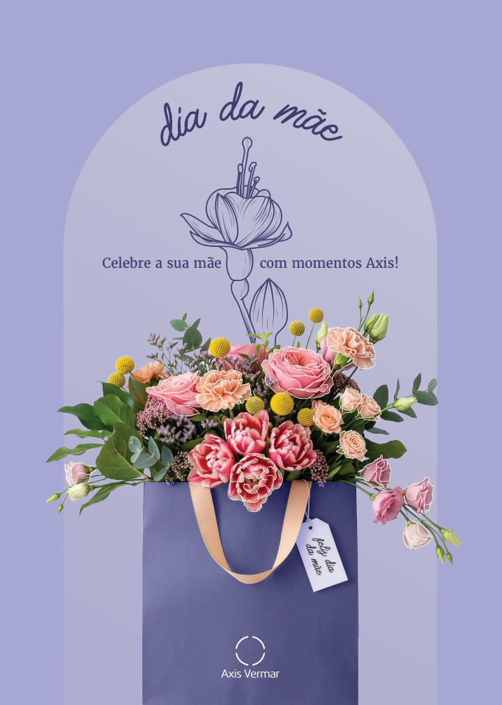 une grande piscine entourée d' un grand bâtiment avec une plage en arrière-plan