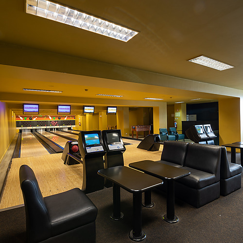Pistas de bolos y zona de estar en hotel. Disfruta de la diversión enAxis: Corporate.