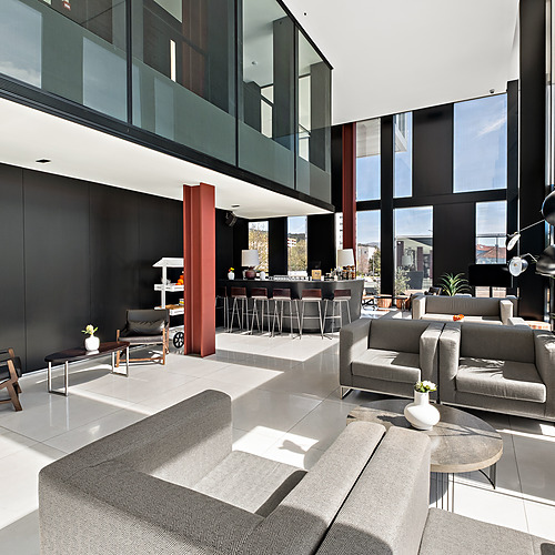 Lobby moderna de hotel com bar, assentos elegantes e janelas amplas, ideal para Axis: Corporate.