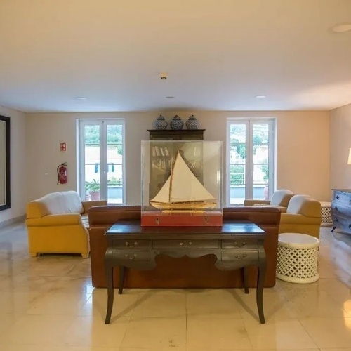 ZONA LOUNGE CERCA DE LAS SALAS DE REUNIONES