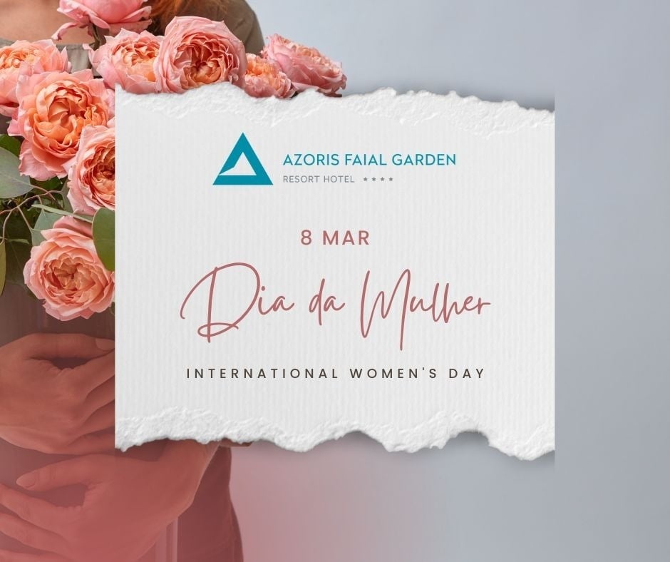 Uma pessoa segura um buquê de flores cor-de-rosa ao lado de um cartão com o logotipo do hotel Azoris Faial Garden e uma mensagem para o Dia Internacional da Mulher.