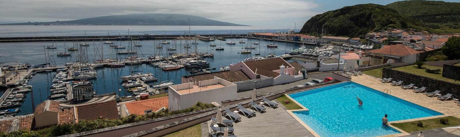 uma piscina ao lado de um porto com barcos
