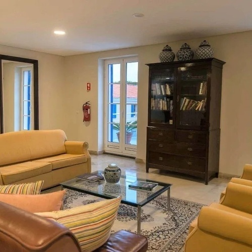 ÁREA DE SALÓN AL LADO DE LAS SALAS DE REUNIÓN