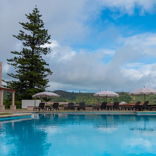 Azoris corporativa: poolside terrace with island views.