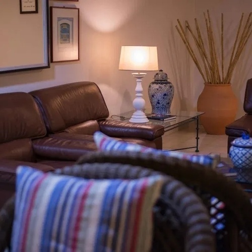 ÁREA DE SALÓN EN EL PISO DE LA HABITACIÓN