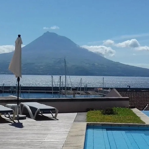 PISCINA EXTERIOR CON PICO VISTA