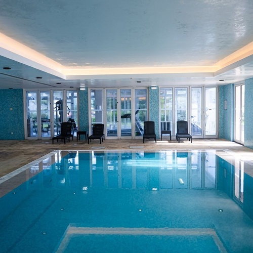 Azoris Corporativa hotel indoor pool: luxury and relaxation for your stay.