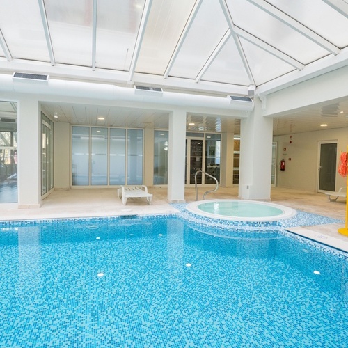 Piscina cubierta y jacuzzi