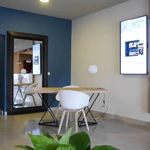 ÁREA DE TRABAJO EN EL VESTÍBULO DE RECEPCIÓN