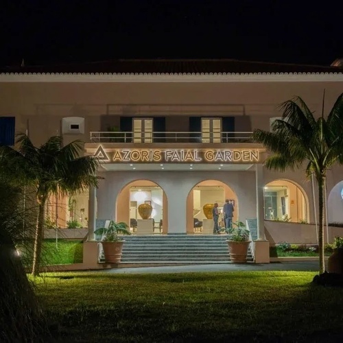 FACHADA DEL EDIFICIO PRINCIPAL DE NOCHE