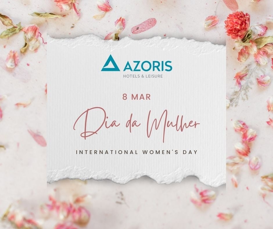 Uma imagem de celebração do Dia Internacional da Mulher, apresentando o logo da AZORIS HOTELS & LEISURE, a data 8 de março e a frase "Dia da Mulher", sobre um fundo texturizado com pétalas de flores.