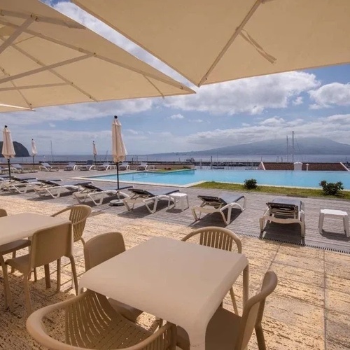 TERRAZA JUNTO A LA PISCINA