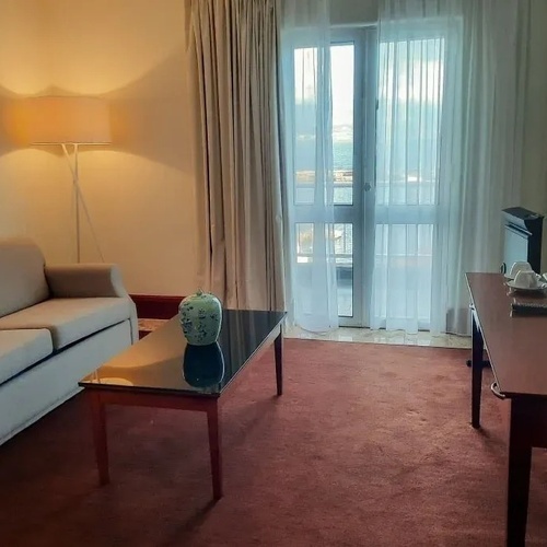 EDIFICIO PRINCIPAL - SALA DE ESTAR DE LA SUITE DELUXE