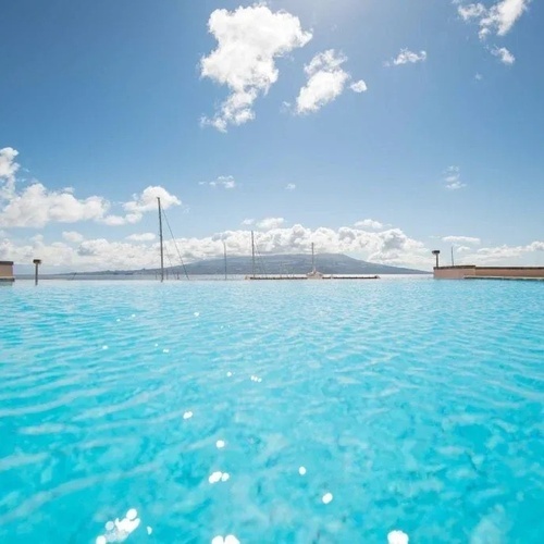 PISCINA AL AIRE LIBRE