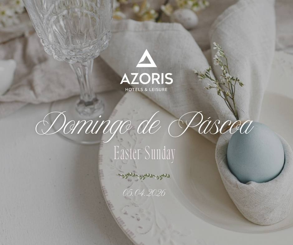 Uma imagem promocional da Azoris para o Domingo de Páscoa, mostrando uma mesa elegantemente posta com um ovo azul decorativo e um copo de cristal.