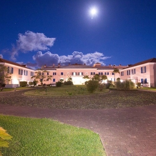 VILLAS Y EDIFICIO PRINCIPAL DE NOCHE