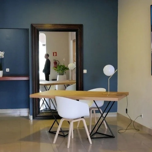 ÁREA DE TRABAJO EN EL VESTÍBULO DE RECEPCIÓN