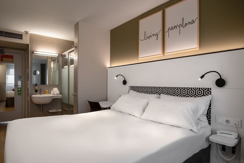 une chambre d' hôtel avec un lit et une salle de bain