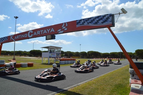 un grupo de niños en go karts en una pista de karting