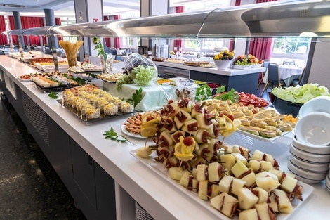 un buffet lleno de platos de comida y frutas