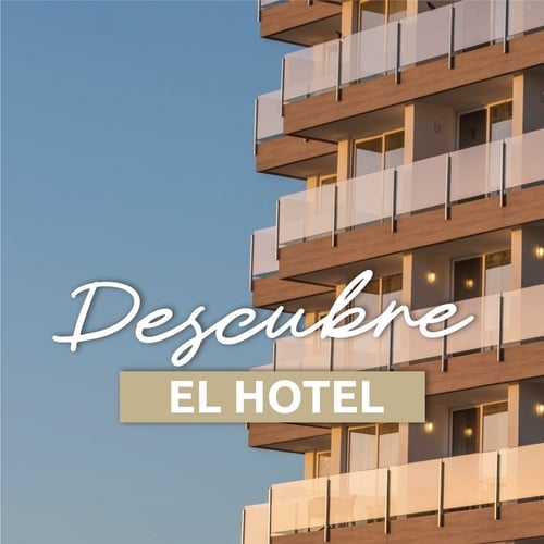 un cartel que dice descubre el hotel con un edificio en el fondo