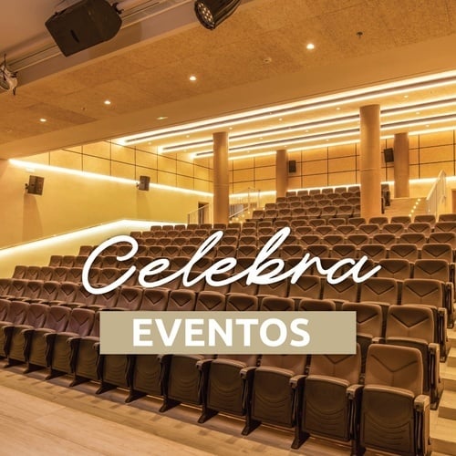 eine Reihe leerer Stühle in einem auditorium mit der Aufschrift celebra eventos