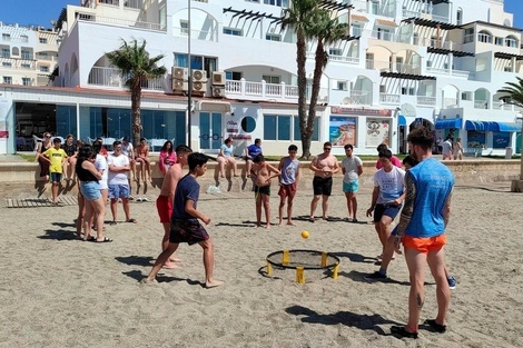 un grupo de personas están jugando un juego en la playa