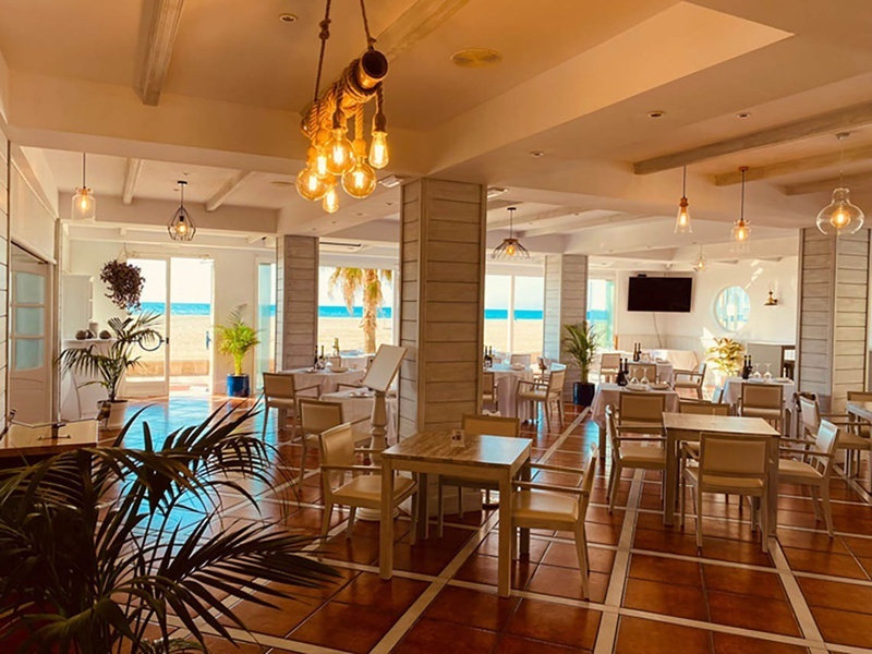 una habitación llena de mesas y sillas en un restaurante