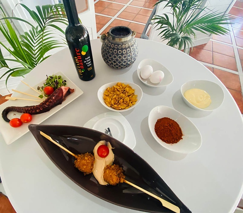 una mesa con platos y una botella de aceite de oliva