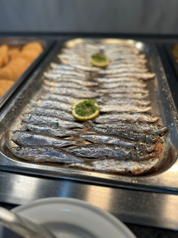 una bandeja de pescado con rodajas de limón encima