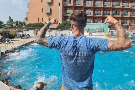 un hombre con una camisa azul con la palabra animador en la espalda