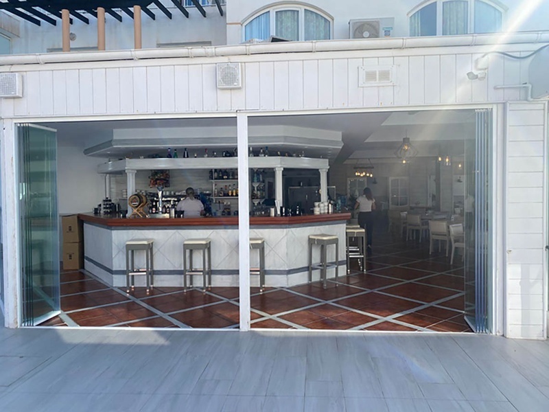 el interior de un restaurante con una barra y taburetes