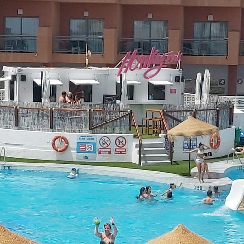 Nuevo Honky Tonk Pool Bar