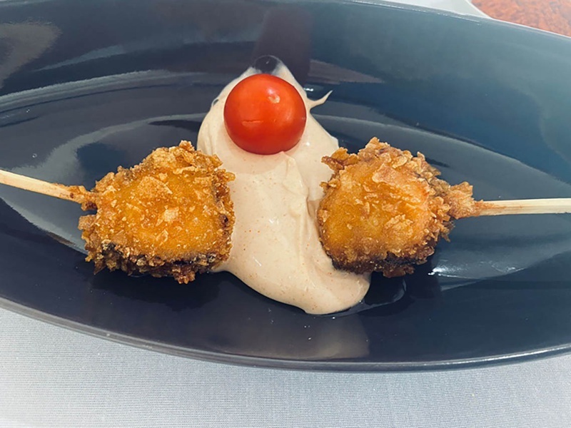 un primer plano de un plato de comida con un tomate encima