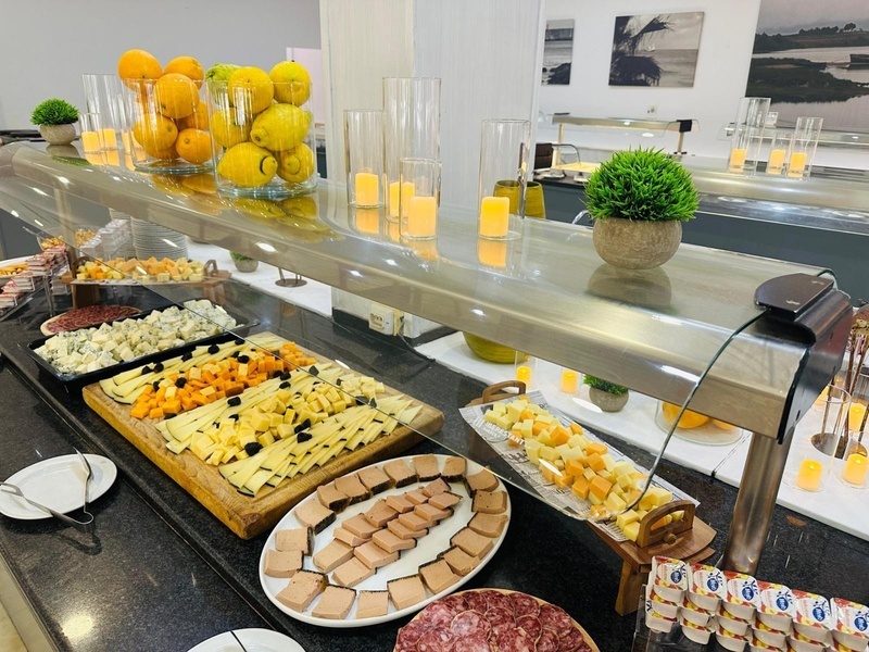 un buffet con varios platos de queso y frutas